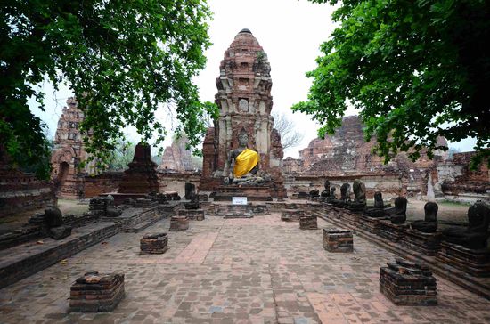 Im alten Ayutthaya werden immer noch die alten Tempel besucht und genutzt.
