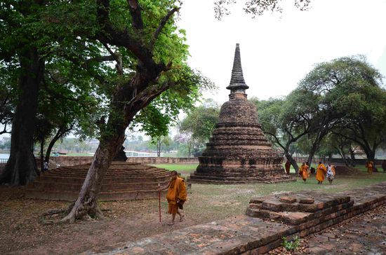 Nach Ayutthaya pilgern viele Mönche