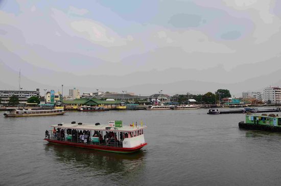 Reger Verkehr auf dem Chao Phraya in  Krung Thep Mahanakhon Amon Rattanakosin Mahinthara Ayuthaya Mahadilok Phop Noppharat Ratchathani Burirom Udomratchaniwet Mahasathan Amon Piman Awatan Sathit Sakkathattiya Witsanukam Prasit  was so viel wie Bangkok bedeutet und wer es nochmal hören will: 
Viel Spaß!