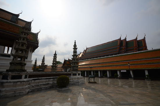 Weil ein cleverer Tuk-Tuk Fahrer schnell erkannt hat, das wir uns in Bangkok nicht auskennen, setzt er uns nicht am Palast ab, sondern ein paar hundert Meter westlich am Wat Suthat. Eine wunderschöne tempelanlage, kaum besucht von Touristen. das war dann fast schon eine Belohnung!