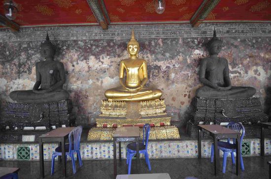 Der Platz für die Wahrsager, hier sitzen zu bestimmten Zeiten Wahrsager, die gegen ein Entgelt versuchen, etwas Licht in deine Zukunft zu bringen.