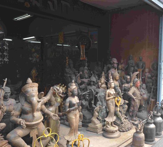 In einer gasse gleich neben der Anlage fand sich dieses Geschäft mit allem, was der Hausaltar so brauchen kann.