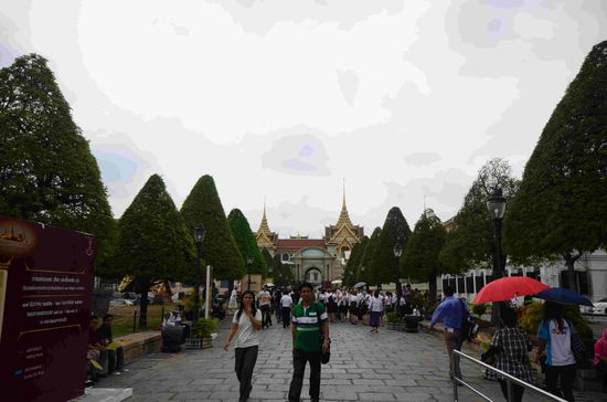 Der Eingang zum Palast und Wat Pra Kaew (Wat Phra Kaeo). Hier sind lange Hosen und bedeckte Schultern bzw. Knie vorgeschrieben. Wer nicht das Richtige an hat, wird zurück geschickt und kann sich gegen einen kleinen Pfandbetrag das Notwendige ausleihen.
ich hatte zu kurze Hosen an und bekam eine "wunderschöne" graue Stoffhose. den Pfand von 200 Baht bekommt man bei Rückgabe zurück.
