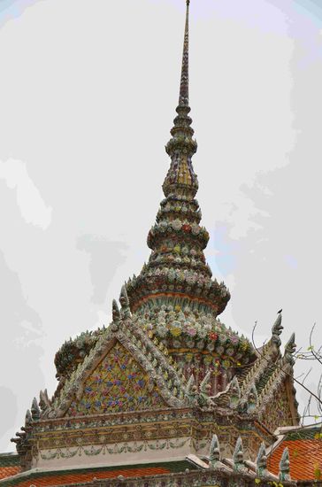 Die Verzierungen der Turmspitzen bestehen aus feinster Keramik. jede Blume hat vielleicht 5-10 cm Durchmesser.