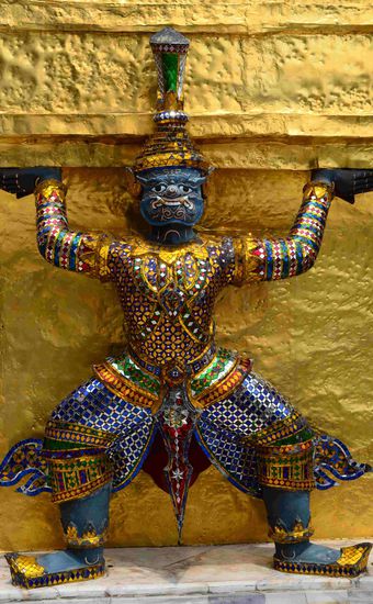 Und dieser nette Kerl trägt die ganze Last der Stupa, an der er steht.
Er ist etwa 1m -1,3m groß.