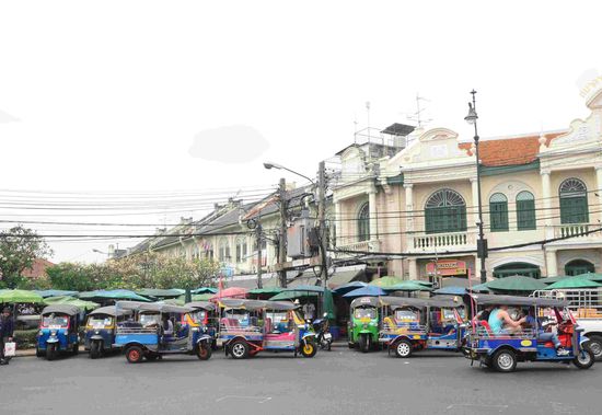 Typisches Straßenbild in der Innenstadt. Wo sich der Tourismus tummelt, wimmelt es von Tuk-Tuks.