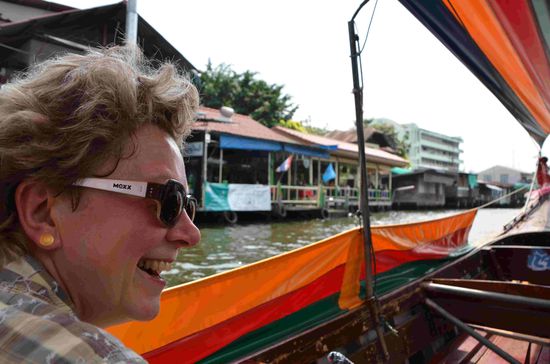 Mit dem Logtailboot durch Thonburi, dem ursprünglichen Stadtteil von Bangkok. Hier gibt es statt Straßen und dichtem Autoverkehr Kanäle als Strassen. Die Häuser stehen auf Stelzen im Wasser und sind fast alle aus Holz gebaut.
