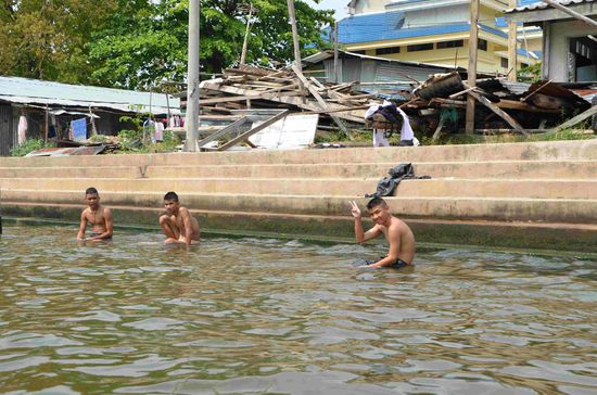 Natürlicher Lebensraum Wasser, der Fluss durch bangkok heisst 
"Maenam Chao Phraya".
