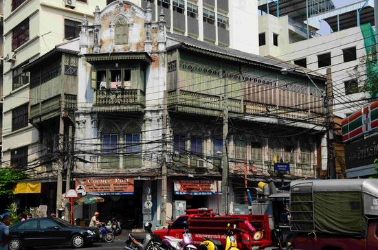 Zurück in bangkok in Chinatown und in Little India. Hier tobt das Leben in kleinen Gassen und schmalen Einkaufspassagen, die sich quer durch Häuser ziehen und jedem normalen Europäer die Orientierung unglaublich schwer machen.