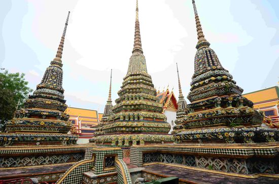 Die berühmte Tempelanlage Wat Pho ist auf dem gesamten Gelände übersät von kleinen, reich verzierten Stupas. Hauptattraktion ist natürlich " The declining Buddha", der abgestützt liegende Buddha.