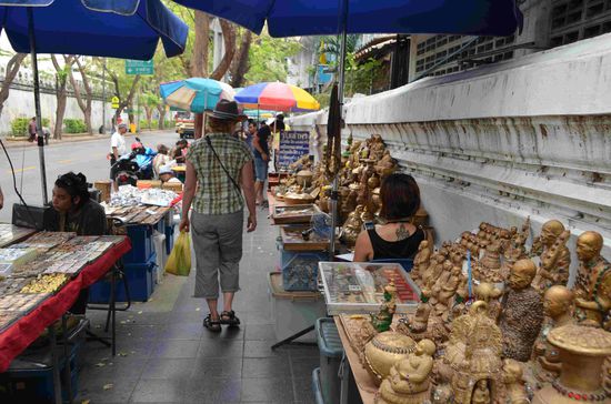 Hier zieht sich etwa 1km an der Straße entlang ein Markt für Buddhafiguren und kleine Amulette. der handel mit Amuletten hat Tradition. Wir sehen immer wieder Sammler, die mit der Lupe kleine, uralte Amulette taxieren, und auch bereit sind, dafür eine Menge Geld auszugeben.