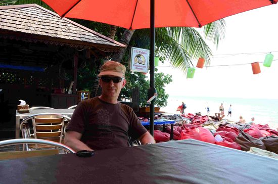 Gleich nebenan am Strand finden sich eine Vielzahl kleiner Bars und Restaurants, wie hier das "Fifteen palms".