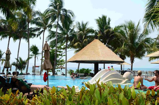 Die Poolanlage in unserem Resort. Die Attraktion war die Bar mitten im Pool mit super Blick aufs Meer.