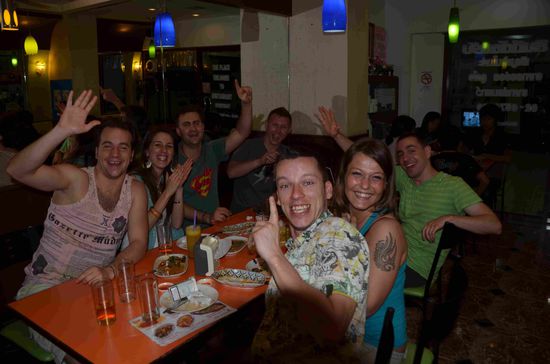 Nach so einer Shoppingtour ist man richtig hungrig und fertig. Da kommt es gut, wenn man irgendwo was essen geht. Dabei haben wir eine Gruppe lustiger Ungarn getroffen.