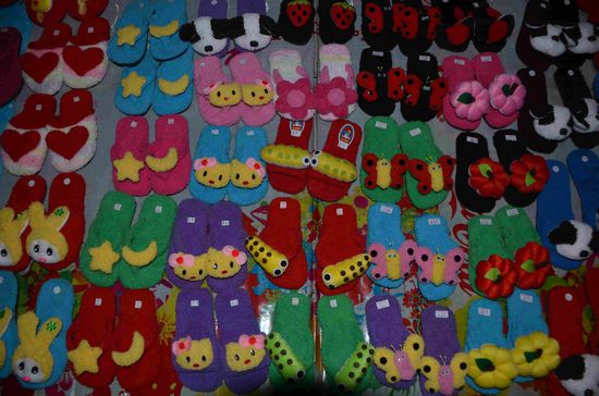 Strassenverkauf mit Puschen gleich neben dem Baiyoke