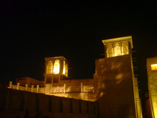 Das Bastakiyah-Viertel bei Nacht