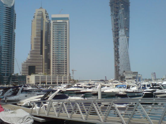 Luxus pur: Teure Yachten im Hafen vor modernen Wolkenkratzern