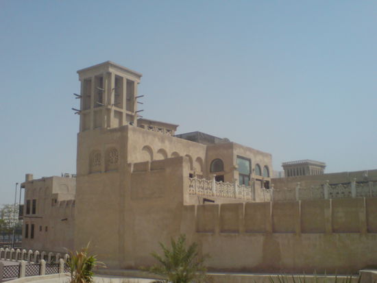 Früher war Lehm als Baustoff allgegenwärtig, heute wurde er von Stahlbeton und Glas vertrieben.
