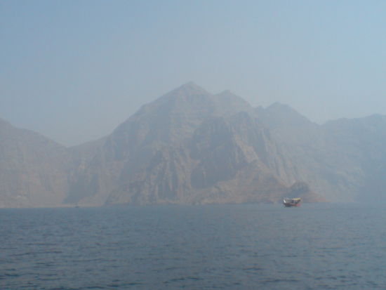 Steil ragen die Berge aus dem Blau des Fjordes