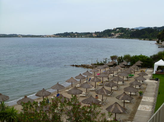 Das Hotel hat einen schönen Strand mit Liegen und strohgedeckten Sonnenschirmen