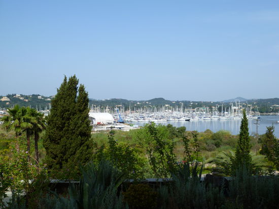 und einen mediterranen Garten.