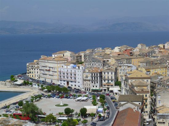 Mit dem Bus, der alle 20 min fährt ist man schnell im nahegelegenen Kerkyra