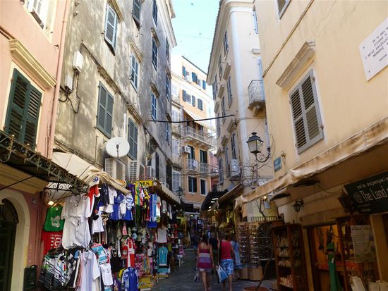 Die engen Gassen erinnern eher an Italien oder Spanien als an Griechenland