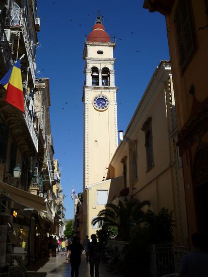 Nach Spyridon, dem Schutzheiligen der Insel, ist diese Kirche benannt. Noch heute tragen viele männliche Bewohner diesen Namen.