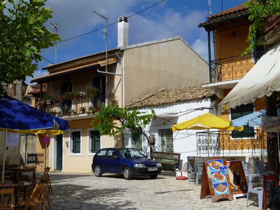 .... in ein kleines, typisch korfiotisches Dorf, wo wir kurz zum Umschauen halt machen.