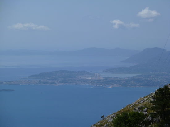 Der Pontokrator ist mit 906m der höchste Berg Korfus und man hat einen schönen Blick über die ganze Insel und über das Meer auf das griechische Festland, nach Albanien und nach Kerkyra, ziemlich mittig ist die Landebahn des Flughafens zu erkennen, die so kurz ist, dass die Piloten eine Sonderausbildung brauchen, um ihn anfliegen zu dürfen.