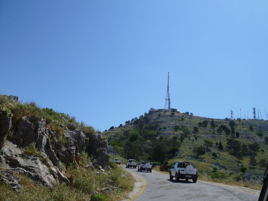 Langsam nähern wir uns dem Gipfel. Dabei überholen wir eine Gruppe Radfahrer, denen unsere Anwesenheit überhaupt nicht passt. "Schleichts Euch!" ruft es von draußen. Wir ammüsieren uns und die Radler wissen wahrscheinlich gar nicht, dass wir sie verstanden haben.