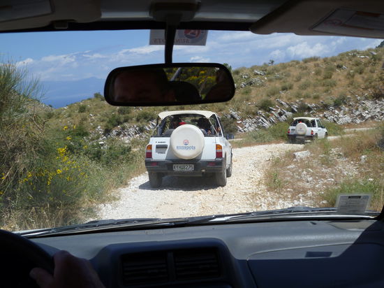 Bergab geht es auf der "Piste". Das macht besonders Spaß, sonst wären die Jeeps zwecklos.