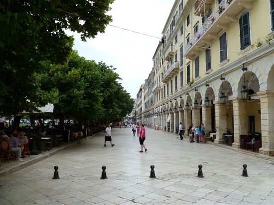 Die berühmte Flaniermeile in Kerkyra.