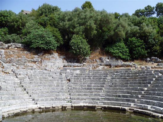 Die antike Stätte Butrint ist nicht weit von Sarandë entfernt. Für etwa 40€ bringt einen ein Taxi hin und wieder zurück.