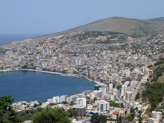 Von dort hat man einen schönen Blick über die Stadt, auf das Meer, nach Korfu und .....