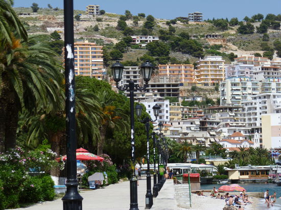 Palmen säumen die Promenade