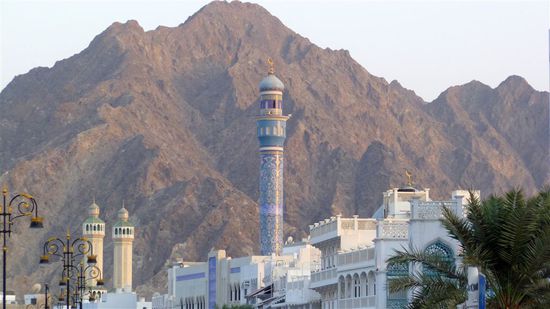 Steil ragen die rauen Berge hinter den weißen Kaufmannshäusern und den Minaretten der Moscheen auf.