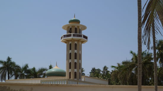 Eigenwillige Bauweise: Das Minarett der Moschee innerhalb des Palastgeländes des Sultans