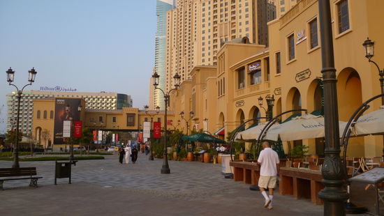 Die mondäne Flaniermeile von Dubai Marina mit ihren kleinen Straßenrestaurants