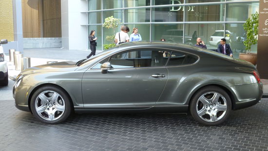 .. oder Bentley sind keine Seltenheit und parken auf V.I.P.-Parkplätzen, ...