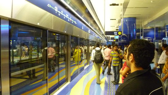 Wer sich kein Auto leisten kann, oder keinen Bock auf den Verkehr hat, fährt mit der Metro