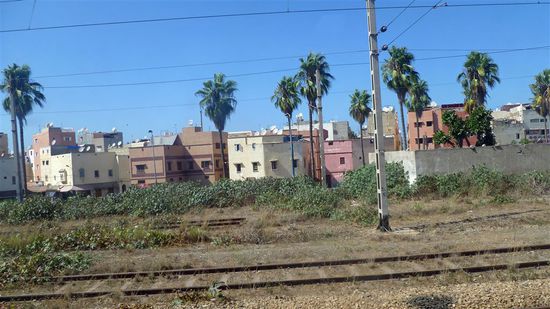 sowie Städte oder landwirtschaftlich geprägte Gegenden säumen die Bahnstrecke von Casablanca nach Fes.