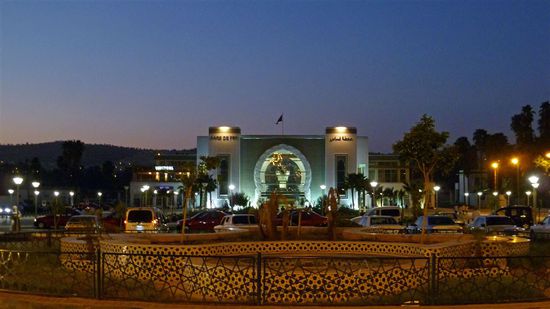 Das Bahnhofsgebäude von Fes ...