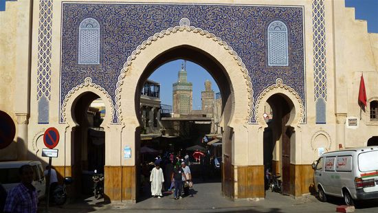 .... ist in seiner Bauweise den alten Stadttoren nachempfunden.