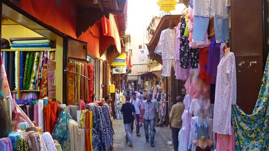 Bunte Waren in den Souqs von Fes