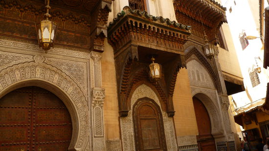 Kunstvolle Schnitzarbeit steckt in den Vordächern