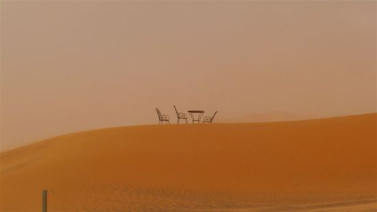 Was wohl im Staub hinter den Stühlen ist?