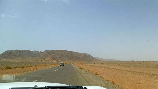 Teurer, aber bequemer und schneller als eine Busreise: eine Fahrt im Privattaxi. ....