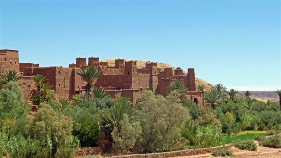 Pitoresk liegt die alte Stadt Ait Benhaddou an einem Berghang.