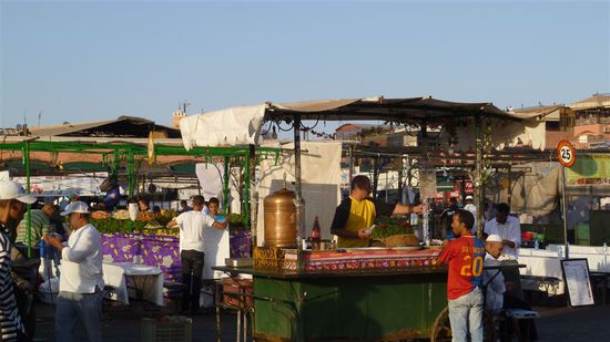 wenn die Köche auf dem Jema el Fnaa Einzug halten und das Braten, Bruzzeln und Garen anfangen.